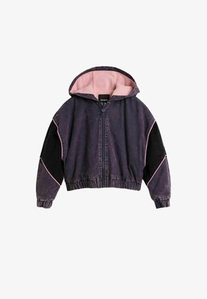 Dunkellila Kapuzenjacke mit Reißverschluss, schwarzen Ärmeln, rosa Innenfutter der Kapuze und rosa Paspelierungen an Ärmeln und Schultern.