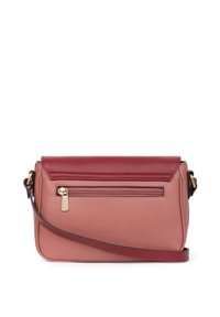 Borsa a tracolla in rosa e bordeaux, con una finitura testurizzata, chiusura a patta, tasca frontale con zip e tracolla regolabile.