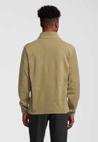 Pullover in fleece verde oliva con colletto e maniche lunghe, caratterizzato da un discreto dettaglio del logo sul retro. Texture morbida e design informale.