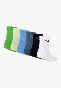 Sæt med seks sokker med ribbet design, farver: grøn, lysegrøn, blå, mørkeblå, sort og hvid, med en kontrastfarvet logodetalje.