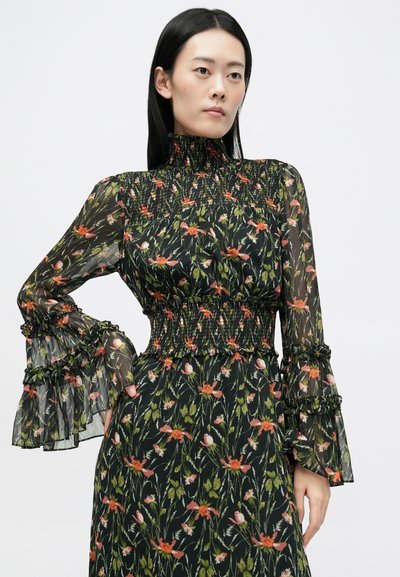 Melnā ziedu kleita ar smocētu bodiju, caurspīdīgām garām piedurknēm ar kraukšķīgiem galiem un krāsainu ziedu rakstu visā kleitā.