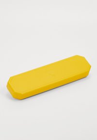 Geltonas stačiakampis svoris, pagamintas iš gumos, su tekstūruota paviršiumi ir lygiomis briaunomis, skirtas sportui.