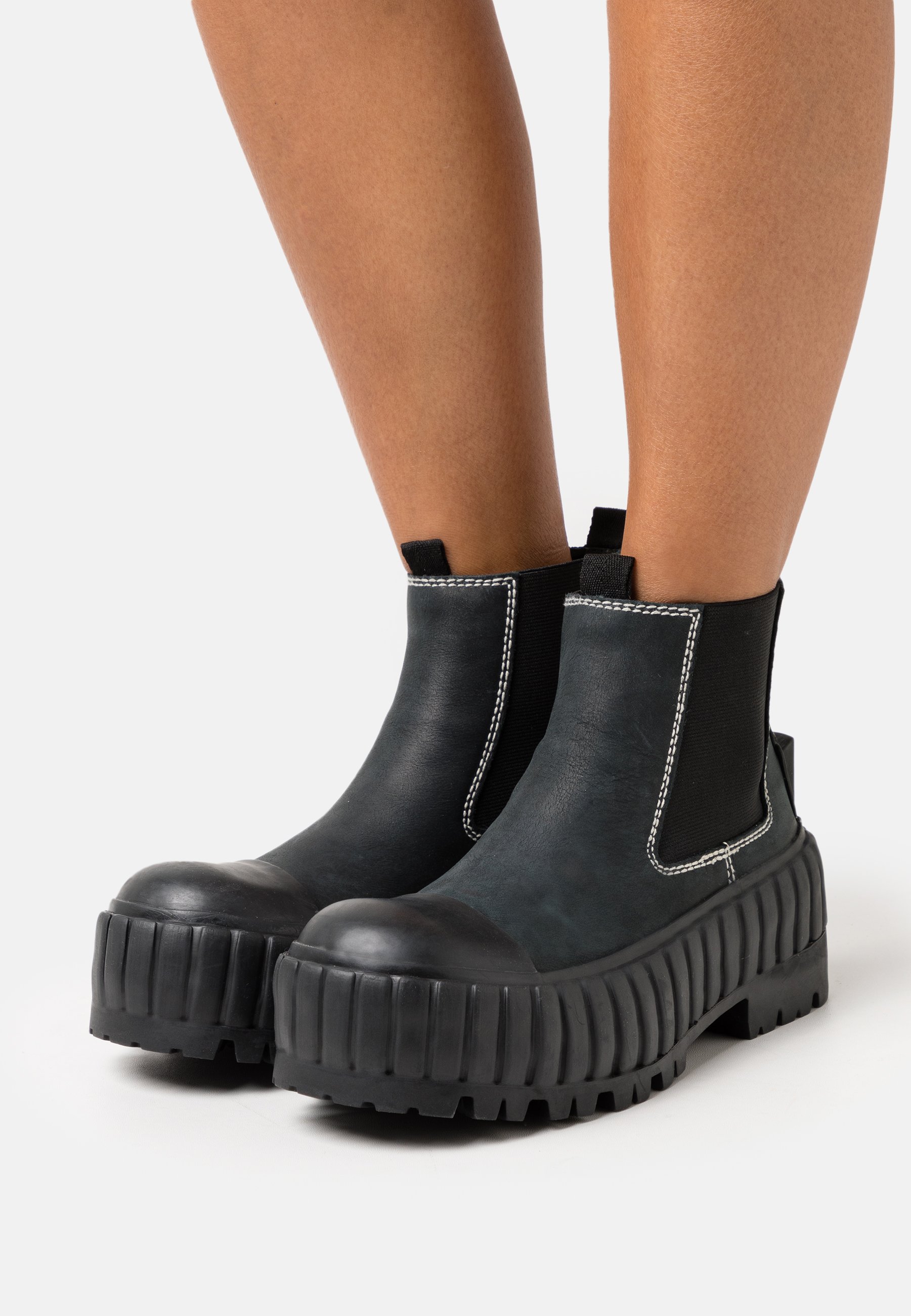 Mm6 By Maison Margiela Plateauzool laarsjes zwart casual uitstraling Schoenen Enkellaarsjes met hak Plateauzool laarsjes Mm6 By Maison Margiela Plateauzool laarsjes zwart casual uitstraling Schoenen Enkellaarsjes met hak Plateauzool laarsjes