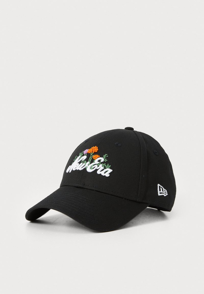 Fekete baseball sapka, narancssárga és lila hímzett virágmintával, elöl fehér szöveggel a "New Era" logóval, az oldalon logóval.
