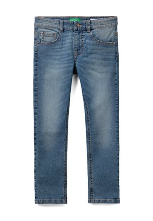 Jeans de denim azul de pierna recta con bolsillos frontales, pasadores para cinturón, cierre de botón y un ligero desgastado en los muslos y las rodillas.