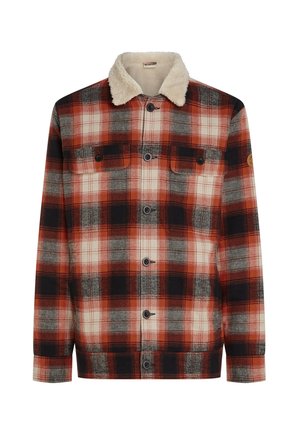 Chaqueta de cuadros en rojo, negro y blanco con botón frontal, dos bolsillos en el pecho y un cuello de sherpa color crema.