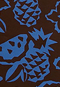 Tessuto con forme di ananas blu su uno sfondo marrone scuro. Il design include schemi geometrici e foglie e punte stilizzate.