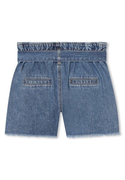 Shorts in denim con lavaggio blu, vita elastica con dettaglio arricciato e due tasche posteriori. Presentano un orlo sfilacciato nella parte inferiore.