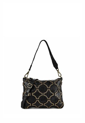 Schwarze Lederhandtasche mit goldenen genieteten Kreis-Mustern, einem kurzen Schulterriemen und einem abnehmbaren, längeren verstellbaren Riemen.