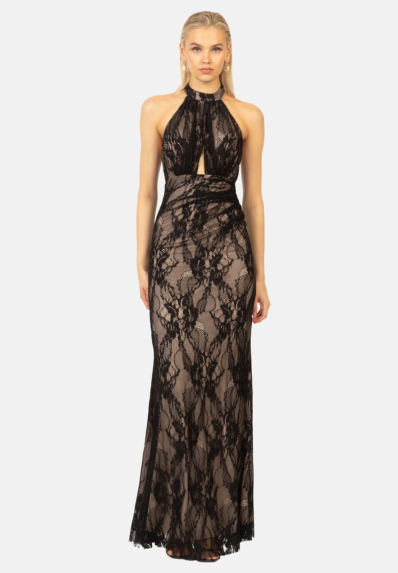 Abito nero in pizzo con scollatura a halter, corpino aderente e gonna fluida. Presenta motivi di pizzo intricati e dettagli trasparenti.