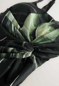 Neselectat, black green leaf