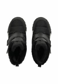 Botas negras para niños con un upper de tela duradera, forro de felpa, dos correas de velcro ajustables y suelas de goma texturizadas.