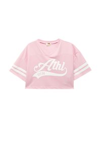 Lyserød cropped t-shirt i blødt stof med v-udskæring, der har hvid "Athl" tekst og "EST. 96" tryk, samt hvide striber på korte ærmer.