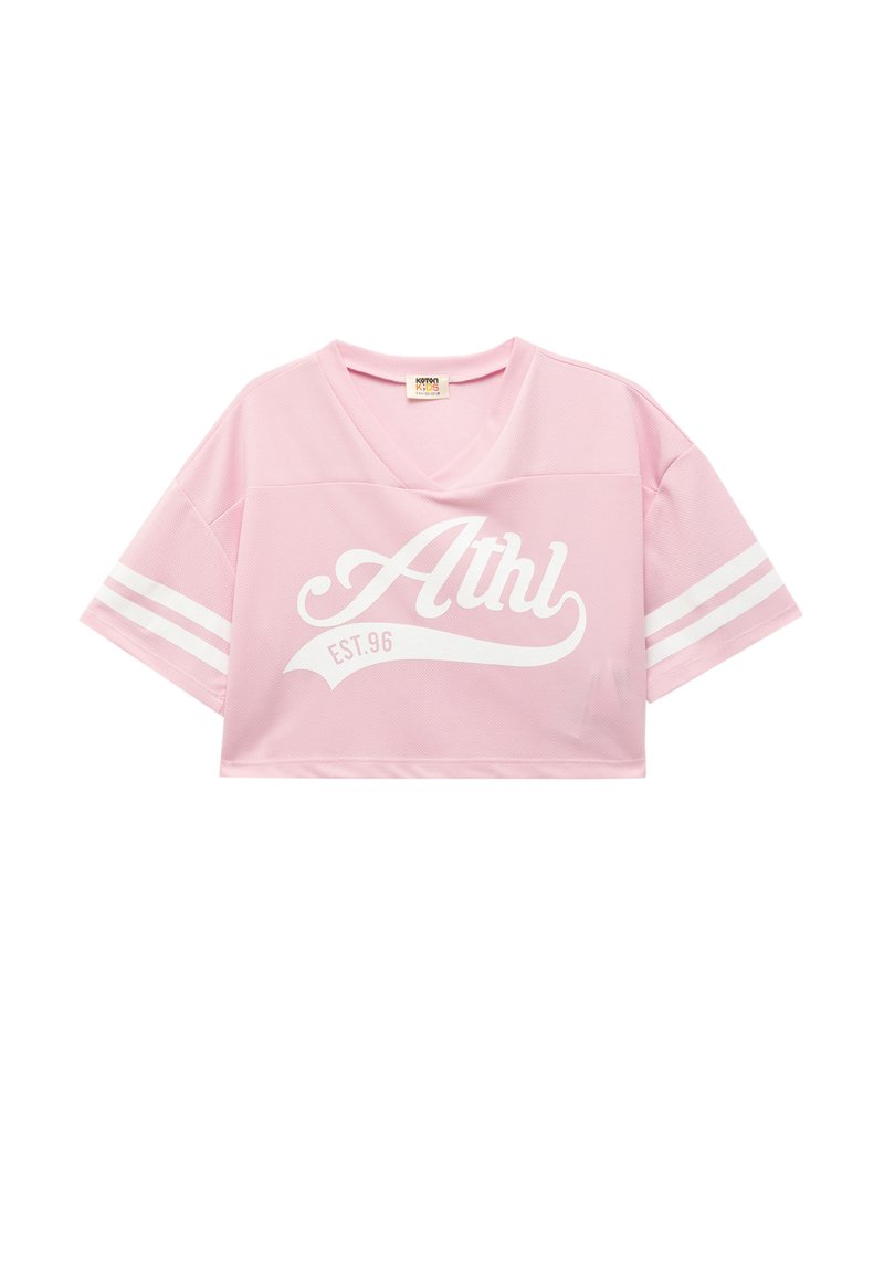Lyserød cropped t-shirt i blødt stof med v-udskæring, der har hvid "Athl" tekst og "EST. 96" tryk, samt hvide striber på korte ærmer.