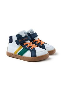 Baskets montantes avec une tige en toile blanche et des accents bleu marine. Présentent des rayures vertes et jaunes, des lacets orange, et un texte "Passe une bonne journée !".
