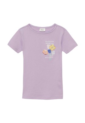 Fioletowy t-shirt z krótkim rękawem z haftowanymi kwiatami i napisem „You belong among the wild flowers” na lewej stronie klatki piersiowej.