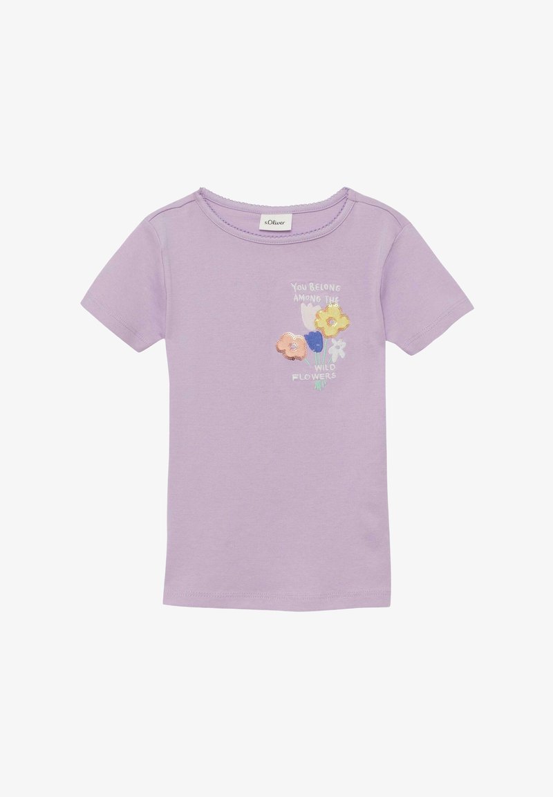 T-shirt lilas à manches courtes avec des fleurs brodées et le texte « You belong among the wild flowers » sur le côté gauche de la poitrine.