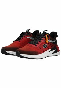 Paire de chaussures de course athlétiques rouges et noires avec semelles blanches, lacets noirs et une petite étiquette orange sur la chaussure droite.