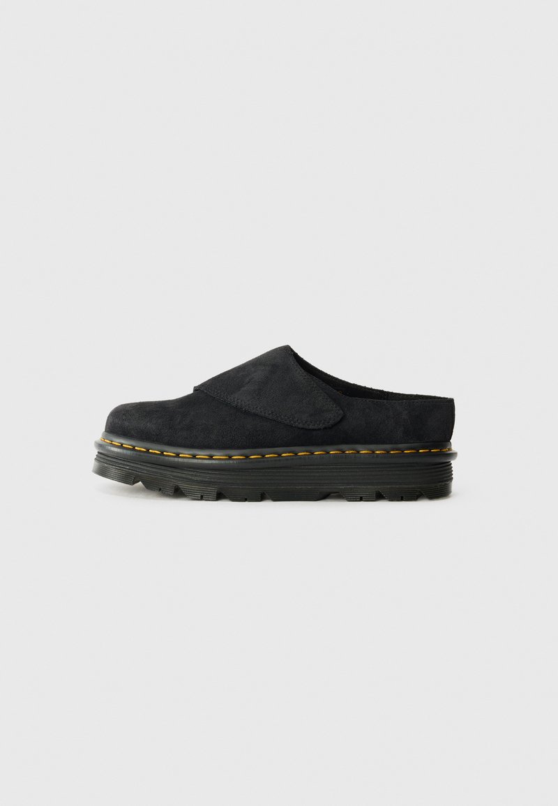 Pantof cu toc din suede negru, cu vârful rotunjit, având o talpă groasă din cauciuc negru și cusături galbene de-a lungul marginii.