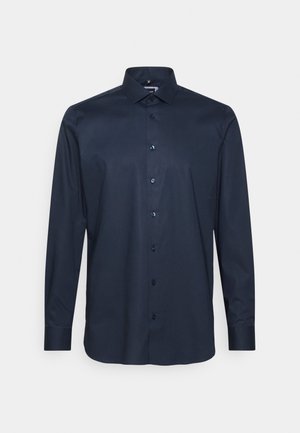 Chemise habillée homme bleu marine à manches longues avec fermeture boutonnée devant et col classique sur fond blanc.
