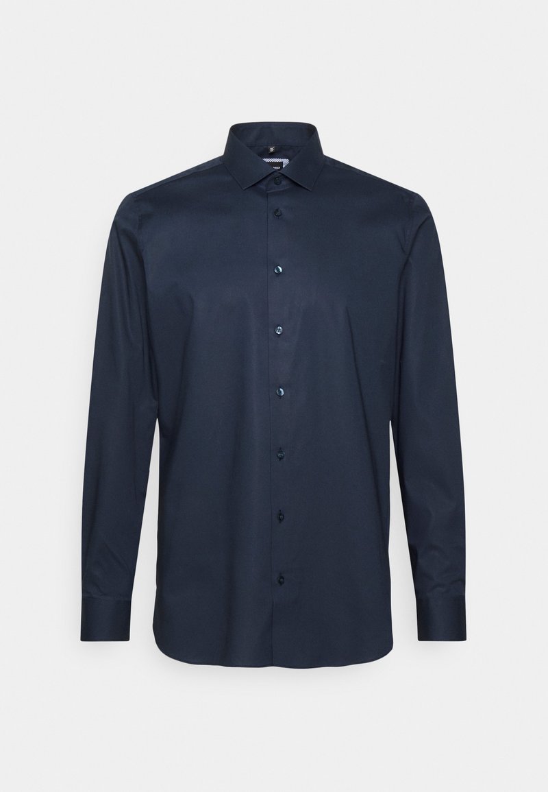 Chemise habillée homme bleu marine à manches longues avec fermeture boutonnée devant et col classique sur fond blanc.