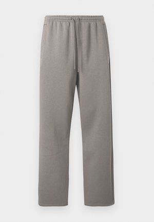 Sivé tepláky vyrobené z mäkkej tkaniny, s elastickým pásom so šnúrkou a dvoma bočnými vreckami. Rovný strih nohavíc.