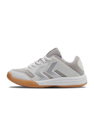 Baskets blanches de sport avec un dessus gris texturé, un maillage perforé et une semelle en caoutchouc naturel. Présente des accents en chevron gris sur le côté.