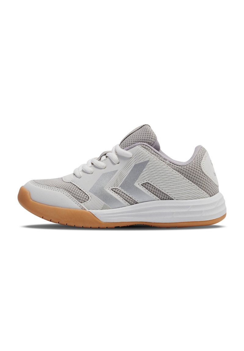 Baskets blanches de sport avec un dessus gris texturé, un maillage perforé et une semelle en caoutchouc naturel. Présente des accents en chevron gris sur le côté.