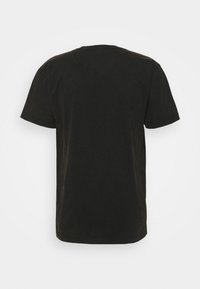 Zwarte katoenen t-shirt met korte mouwen, ronde hals en een ontspannen pasvorm. Helle textuur, geen zichtbare patronen of accenten op de achterkant.