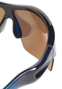 Occhiali da sole neri e blu navy, con montatura curvata e lenti marroni oscurate. Presentano una finitura lucida e un design della cerniera senza soluzione di continuità.