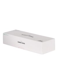 Caja rectangular blanca con el texto "7 pares de calcetines de bambú" y detalles de tamaño, presentando un diseño minimalista y textura suave.
