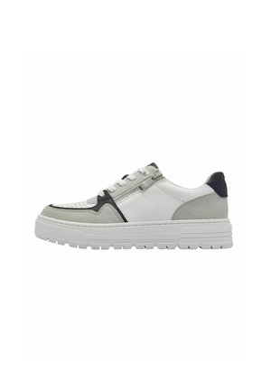 Sneaker caratterizzato da un design a materiali misti in pelle bianca, suede grigio e dettagli neri. Suola in gomma bianca spessa, punta arrotondata e chiusura con lacci.