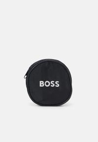 Svart glidelåspose laget av teksturert stoff, med en fremtredende hvit "BOSS" logo på framsiden, rund form, kompakt design.