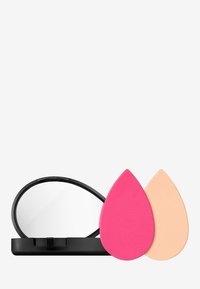 Kompakti peili su juodu pagrindu; jame yra du ašarų formos kempinės rožinės ir persikų spalvos, turinčios minkštą, lygų paviršių.