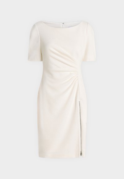 Robe courte blanche texturée avec manches courtes, encolure ronde, fermeture éclair latérale et détails froncés sur la taille droite.