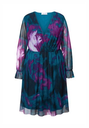 Flydende kjole i gennemsigtigt stof med dyb V-udskæring, lange ærmer, samlet talje og et abstrakt mønster i teal, lilla og sort.