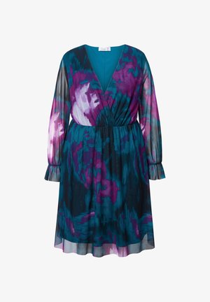 Flydende kjole i gennemsigtigt stof med dyb V-udskæring, lange ærmer, samlet talje og et abstrakt mønster i teal, lilla og sort.