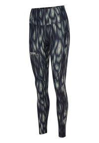 Legginsy o wysokim stanie uszyte z elastycznej tkaniny, z ciemnym, abstrakcyjnym wzorem i jaśniejszymi zawijasami. Zawierają boczną kieszeń oraz detal z logo.