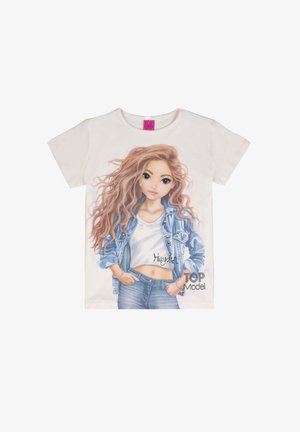 T-shirt bianca con una ragazza stilizzata dai lunghi capelli ondulati, giacca di jeans, crop top bianco, jeans e le scritte "Hayden" e "Top Model".