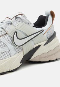 Nike Sportswear V2K RUN  - Tenisice - pure platinum/chrome/platinum tint/light bone/light iron ore/black