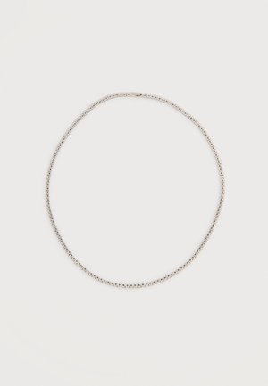 Ασημένιο κολιέ με μικρά τετράγωνα κρίκους και διακριτικό κούμπωμα, τοποθετημένο επίπεδα σε λευκό φόντο.