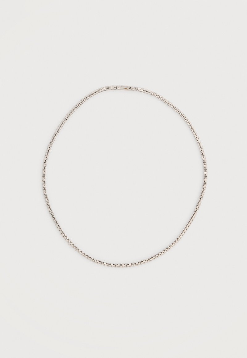 Ασημένιο κολιέ με μικρά τετράγωνα κρίκους και διακριτικό κούμπωμα, τοποθετημένο επίπεδα σε λευκό φόντο.