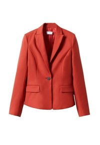 Blazer rouge ajusté avec un col à revers cranté, une fermeture à un bouton, deux poches avant et des détails de couture subtils. Texture de tissu lisse.