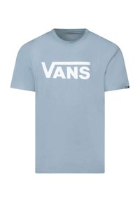 Camiseta de manga corta azul claro con cuello redondo, que presenta un prominente logo blanco de "VANS" en el pecho. Material de algodón suave.