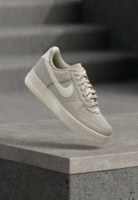 Δεν επιλέχθηκε, light bone/sail