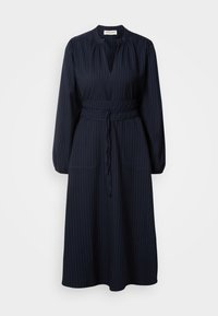 Robe midi bleu marine à fines rayures verticales, manches longues bouffantes, décolleté en V, col froncé et ceinture nouée à la taille.