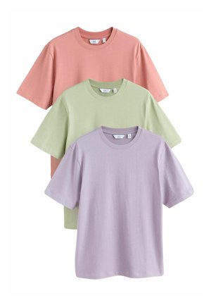 Trei tricouri simple din bumbac în culori pastel: roz, verde deschis și lavandă, aranjate suprapuse pe un fundal alb.