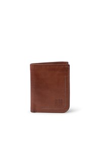 Portefeuille en cuir brun avec une texture lisse, présentant des coutures blanches et un logo en relief sur le devant. Design plié pour un rangement facile.