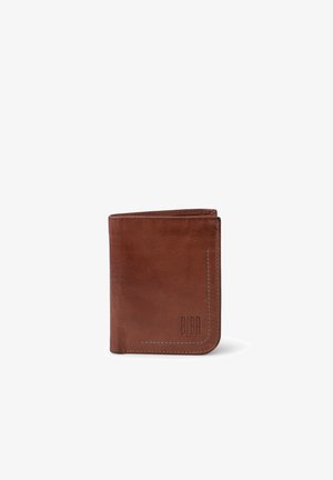 Hnedá kožená peňaženka s hladkou textúrou, obsahujúca biele prešívanie a embosované logo na prednej strane. Skladaný dizajn pre jednoduché uskladnenie.