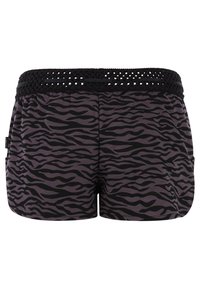 Shorts rayés violets et noirs avec une taille en crochet noir texturé, dotés d'une coupe décontractée et sans poches visibles.